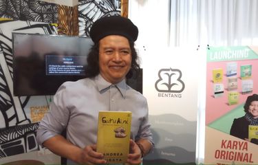 Penulis Andrea Hirata saat ditemui di kawasan Kemang, Jakarta Selatan, Minggu (2/2/2020).