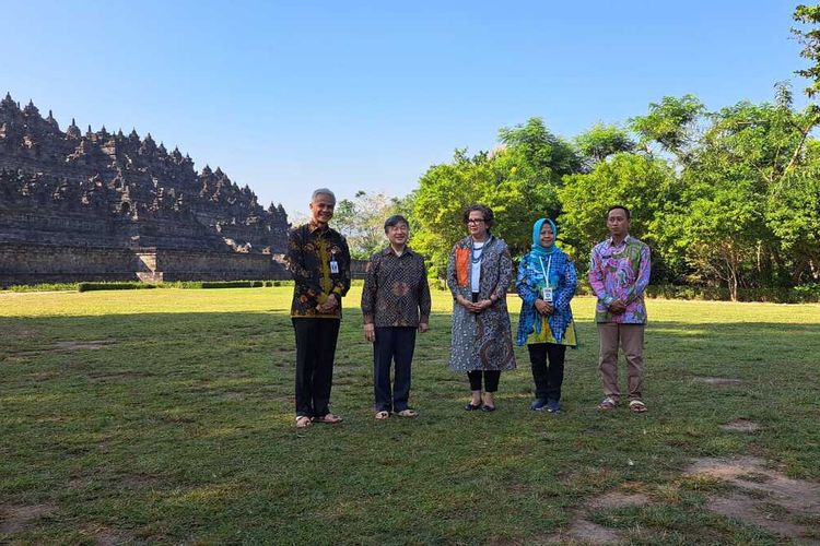 Kaisar Jepang Hironomiya Naruhito (kedua dari kiri) saat mengunjungi Candi Borobudur di Kabupaten Magelang, Jawa Tengah, Kamis (22/6/2023).