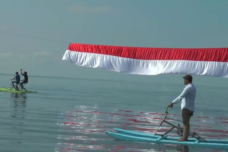 Nelayan Gelar Upacara Bendera Sambil Bentangkan Bendera 74 Meter di Laut
