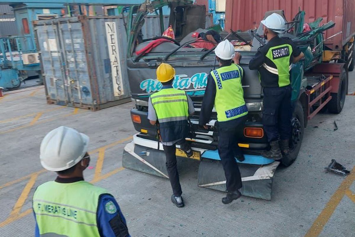 Supir truk tewas diduga menabrak kontainer yang akan turun di Pelabuhan Tanjung Priok/ sumber: istimewa