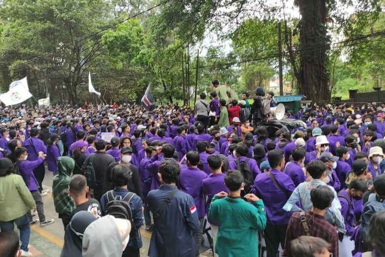 Massa mahasiswa dari berbagai perguruan tinggi di Bogor, Jawa Barat, melakukan aksi unjuk rasa di depan Istana Kepresidenan Bogor, Jumat (8/4/2022).