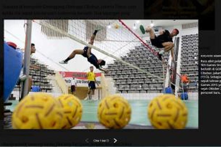 Para atlet pelatnas sepak takraw SEA Games Singapura 2015 berlatih di GOR Pemuda Cibubur, Jakarta Timur, Rabu (11/3). Sebagian besar atlet sepak takraw pelatnas SEA Games 2015 yang telah berlatih sejak Oktober 2014 tersebut diisi personel baru.