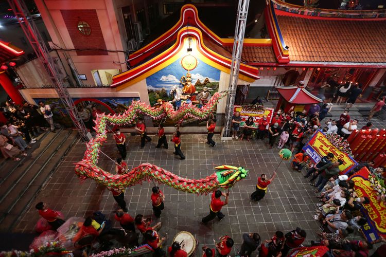 Atraksi barongsai saat perayaan Imlek 2574 di Vihara Dhanagun, Bogor, Jawa Barat, Minggu (22/1/2023). Tahun Baru China 2574 atau Imlek 2023 jatuh pada, Minggu (22/1/2023) menjadi perayaan yang dinanti oleh masyarakat Tionghoa di seluruh dunia, termasuk di Indonesia.