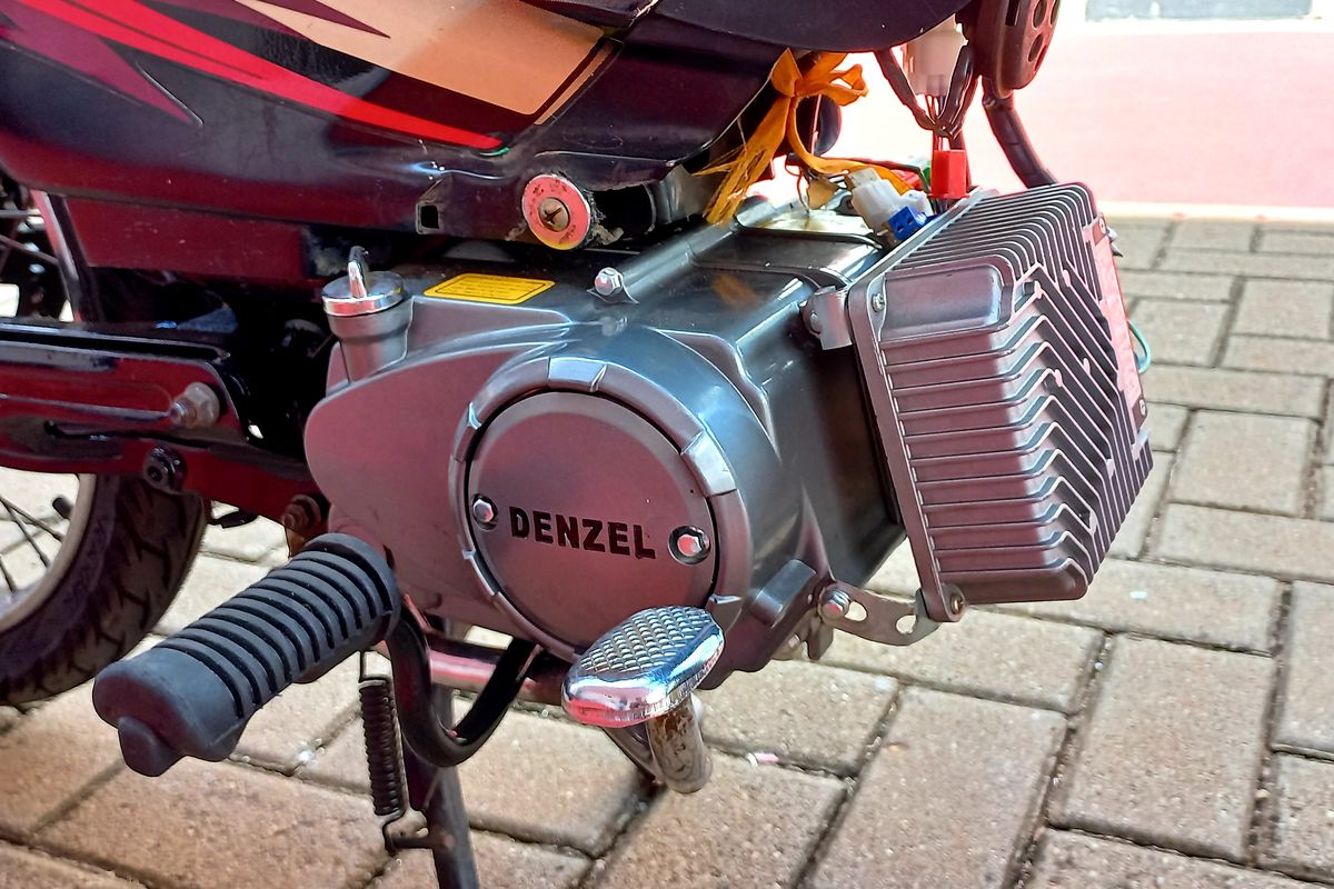 Motor listrik hasil konversi dengan basis motor bebek Honda Astrea
