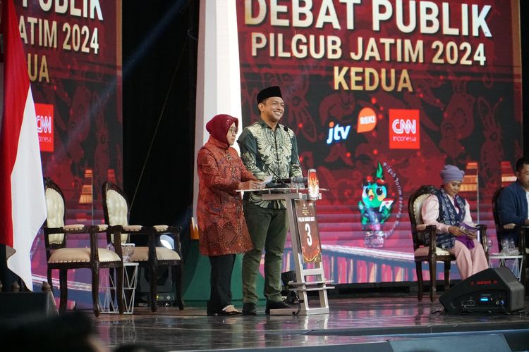 Paslon Calon Gubernur dan Wakil Gubernur Jatim nomor urut 3 Risma-Gus Hans tampak menyampaikan visi misi mereka dalam acara Debat Kedua Pilgub Jatim 2024 di Ballroom Grand City, Surabaya, Minggu (3/11/2024).