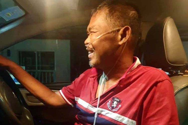 Sumeth Singpun sopir taksi di Thailand tetap menyetir walau sambil cuci darah. Ia memakai selang oksigen saat bekerja karena paru-paru basah.
