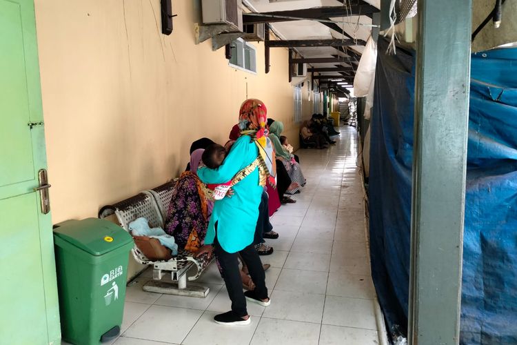 Pasien yang berobat jalan di RSUD Tasikmalaya sedang menunggu panggilan di lorong rumah sakit karena RS milik Pemkot Tasikmalaya itu tidak memiliki gedung poliklinik akibat pembangunan terkendala anggaran. 