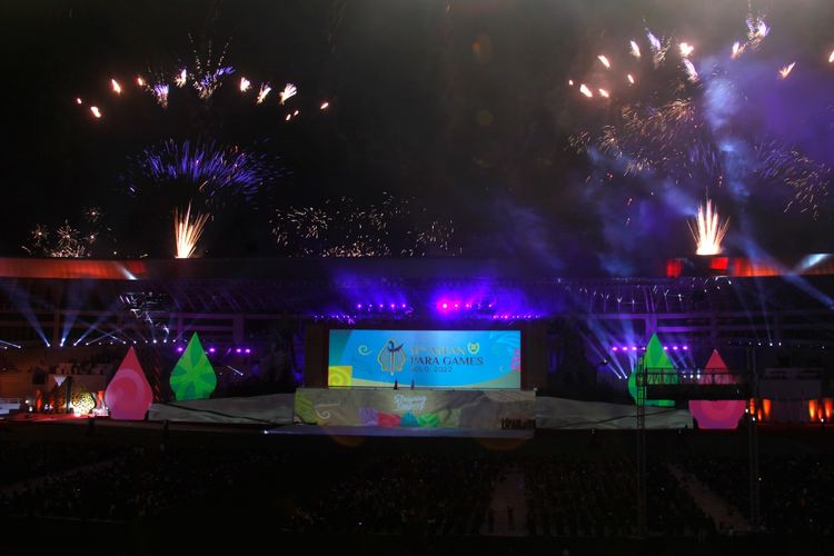 Pertunjukan kembang api pada pembukaan ASEAN Para Games 2022 di Stadion Manahan, Solo, Jawa Tengah, Sabtu (30/7/2022). ANTARA FOTO/Maulana Surya/tom.