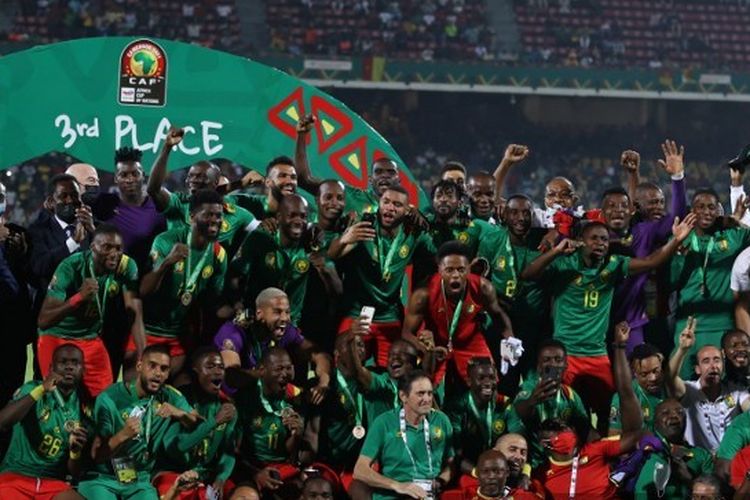 Pemain timnas Kamerun berselebrasi usai mengalahkan Burkina Faso 5-3 via adu penalti dan meraih tempat ketiga di Piala Afrika 2021.
