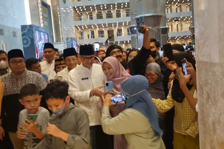 Menteri Pariwisata dan Ekonomi Kreatif (Menparekraf) Sandiaga Salahuddin Uno saat dikerubungi belasan jemaah di Masjid Istiqlal, Jakarta Pusat, Jumat (21/4/2023). 