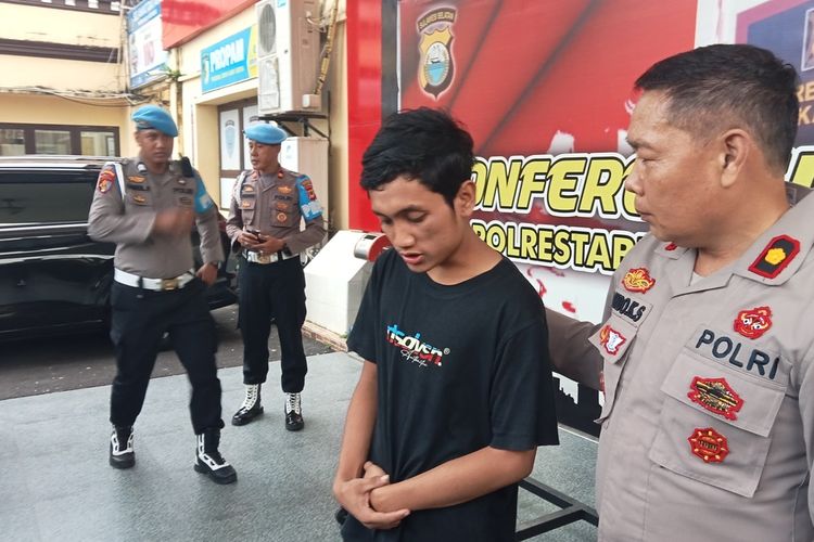 Tampang Darul, pemuda nekat yang menerobos konvoi Presiden Jokowi saat meninjau Pasar Terong Makassar
