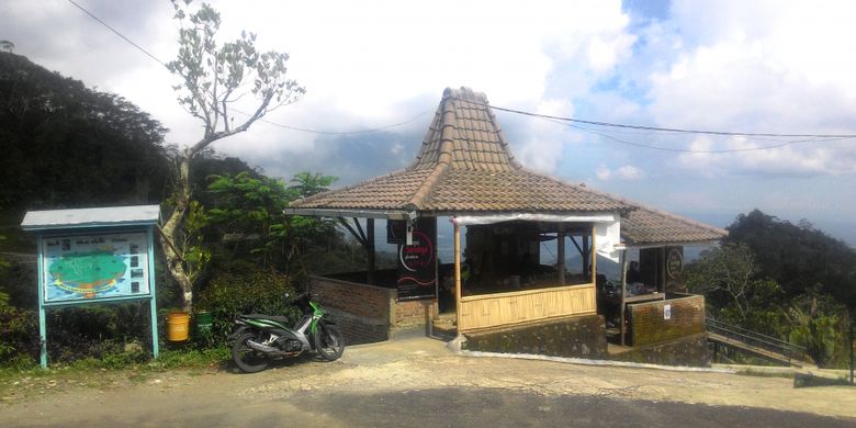 Jangan lewatkan cita rasa kopi Suroloyo bila mampir ke Kulon Progo, DI Yogyakarta. Pahit asamnya mengingatkan pada kopi tiam ataulah teh tarik melayu.