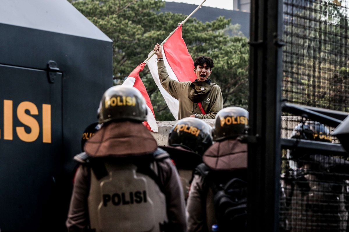 Pelajar membawa bendera merah putih saat berunjuk rasa di Senayan, Jakarta, Senin (30/9/2019). Mereka menolak Rancangan Kitab Undang-Undang Hukum Pidana (RKUHP) dan Undang-Undang Komisi Pemberantasan Korupsi (UU KPK).