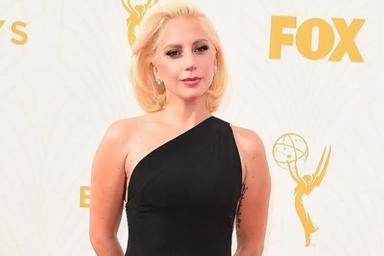 Lady Gaga tampil anggun, glamoran dan klasik khas Hollywood saat menghadiri ajang Emmy Awards ke-67, Minggu (20/9/2015).