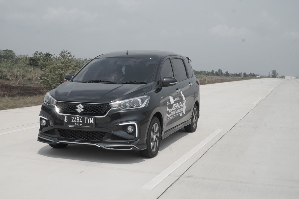 Suzuki Ertiga melintasi Tol Terbanggi Besar-Pematang Panggang dalam event Merapah Trans Sumatera 2019, Rabu (28/8/2019).                            