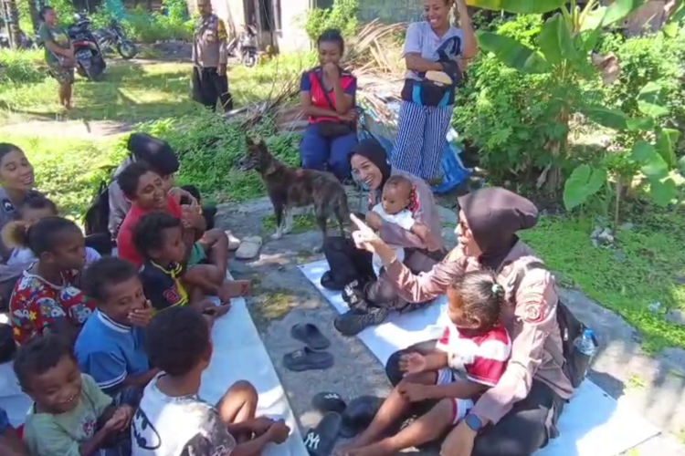 Polisi Berikan Trauma Healing Bagi Pengungsi Ledakan Bom di Biak Papua