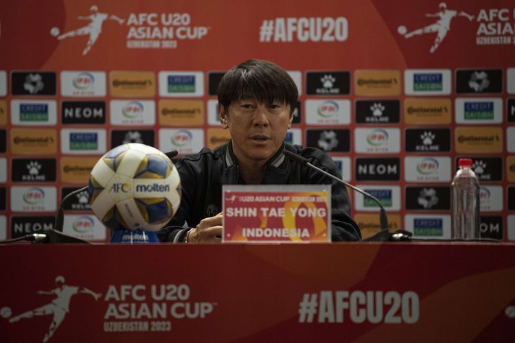 Pelatih Timnas U20 Indonesia Shin Tae Yong menyampaikan konferensi pers jelang Piala Asia U-20 di Stadion Milliy, Tashkent, Uzbekistan, Selasa (28/2/2023). Timnas U20 Indonesia yang berada di Grup A akan menjalani pertandingan perdananya melawan Timnas Irak pada Rabu 1 Maret 2023 di Stadion Lokomotiv, Tashkent, Uzbekistan.