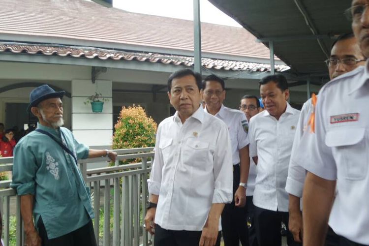 Ketua DPR RI Setya Novanto saat meninjau kesiapan mudik lebaran di Stasiun Senen, Jakarta Pusat, Kamis (22/6/2017).