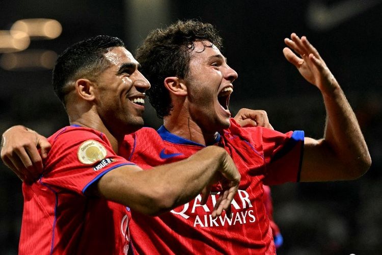 Joao Neves (kanan) merayakan gol dengan Achraf Hakimi dalam pertandingan sepak bola Ligue 1 Liga Perancis antara Toulouse vs PSG (Paris Saint-Germain) di Stadion TFC di Toulouse, barat daya Prancis pada 30 Agustus 2025. (Foto oleh Lionel BONAVENTURE / AFP)