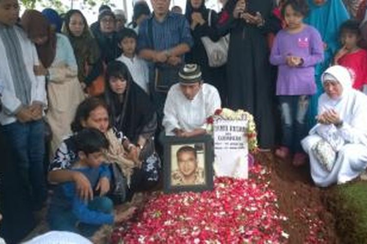 Keluarga, kerabat, dan sahabat menghadiri pemakaman jenazah penyanyi Yanni Rusiana Djunaedi atau Yanni Libels di TPU Tanah Kusir, Jakarta Selatan, Kamis (26/3/2015) pagi.