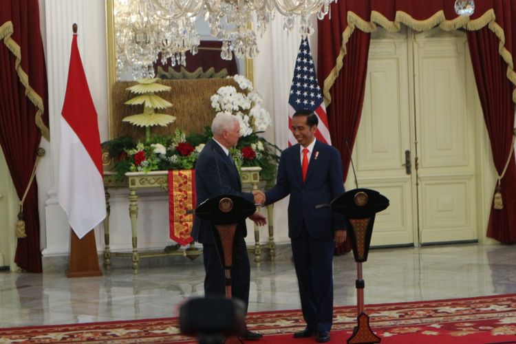 Presiden Joko Widodo dan Wakil Presiden Amerika Serikat Mike Pence menyampaikan pernyataan pers di Istana Merdeka, Jakarta, Kamis (20/4/2017).