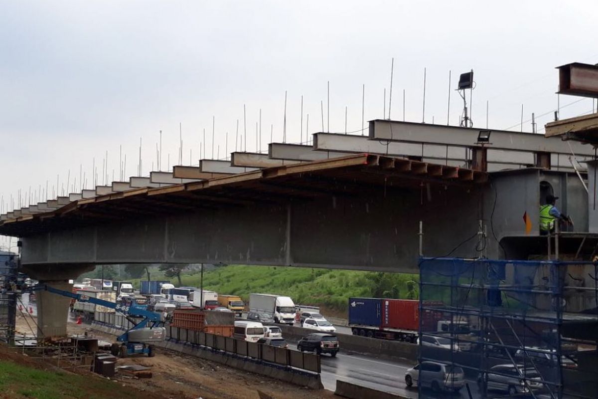 Pekerjaan konstruksi Tol Jakarta-Cikampek elevated.
