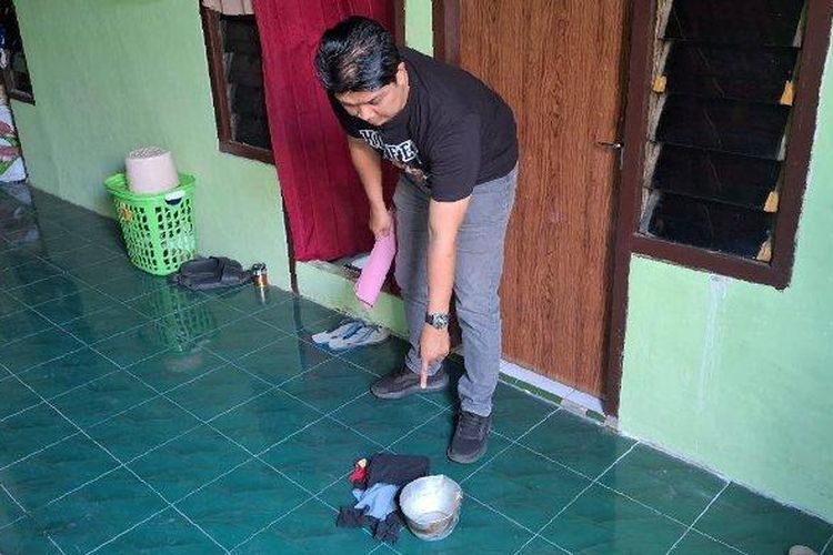 Polisi menunjukkan barang bukti di TKP penyiraman air keras di sebuah kos di Kabupaten Kediri,  Jawa Timur. Ibu dan bayi di Kabupaten Kediri,berinisial PK (24) dan PM (2) mengalami luka bakar usai disiram air keras oleh suaminya, NR (25), Kamis (11/7/2024).