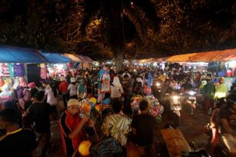 Pasar malam memeriahkan Festival Legu Gam ke-13 di Ternate, Maluku Utara, Senin (14/4/2014). Festival Legu Gam ini akan berlangsung hingga 26 April dan menampilkan berbagai kegiatan budaya seperti kirab, fashion street, jelajah Samudera Kie Raha, yang sekaligus menjadi perayaan hari ulang tahun ke-79 Sultan Ternate.