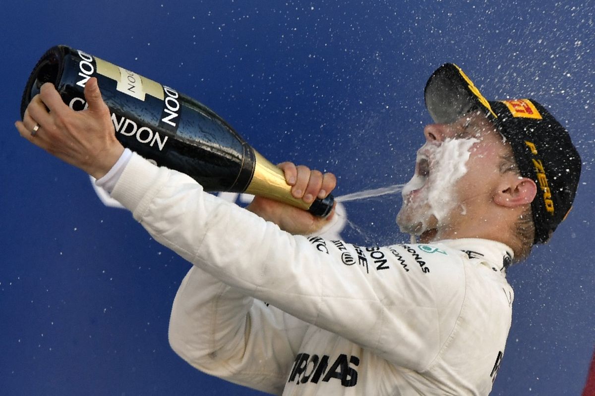 Pebalap Mercedes asal Finlandia, Valtteri Bottas, minum sampanye saat merayakan kemenangan pada balapan GP Rusia di Sochi Autodrom, Minggu (30/4/2017).