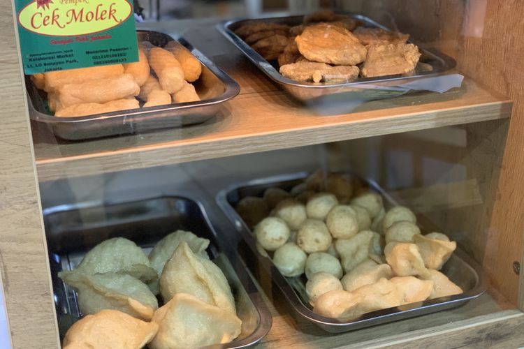 Harga seporsi Pempek Cek Molek Rp 45.000 dengan isi lima potong pempek. Ada juga pempek beku yang bisa dibeli seharga Rp 90.000 per pak berisi 10 buah.