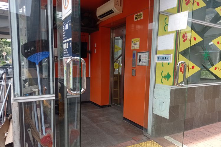 Lift dan Eskalator Halte Transjakarta Dimatikan akibat Abu Vulkanik Anak Krakatau