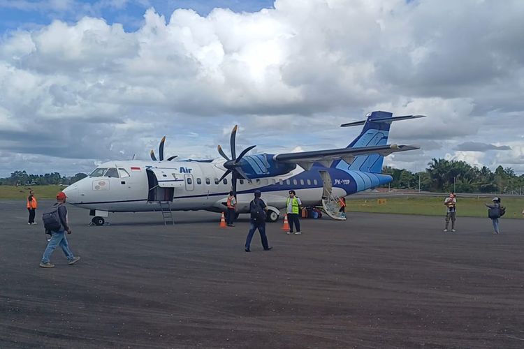 Pesawat Trigana Air di Bandara Tanah Merah, Boven Digoel, Papua Selatan, Selasa (15/8/2023).