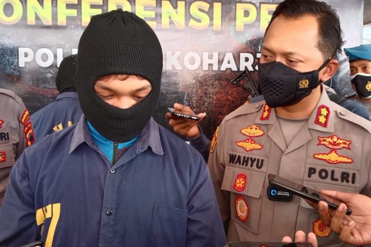 Kapolres Sukoharjo, AKBP Wahyu Nugroho Setyawan menanyai tersangka F dalam konferensi pers kasus dugaan pengianayaan berujung kematian di Mapolres Sukoharjo, Jawa Tengah, Rabu (13/4/2022).