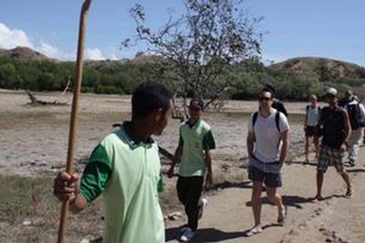Wisatawan asing di Pulau Rinca, Taman Nasional Komodo, Manggarai Barat, Nusa Tenggara Timur. 