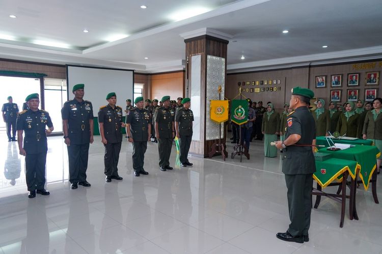 Pangdam XVI Pattimura Mayjen TNI Ruruh A. Setyawibawa memimpin acara serah terima jabatan Komandan Korem 151 Binaya dan Komandan Korem 152 Babullah di lobi Kodam XVI Pattimura, Ambon, Selasa (14/2/2023)