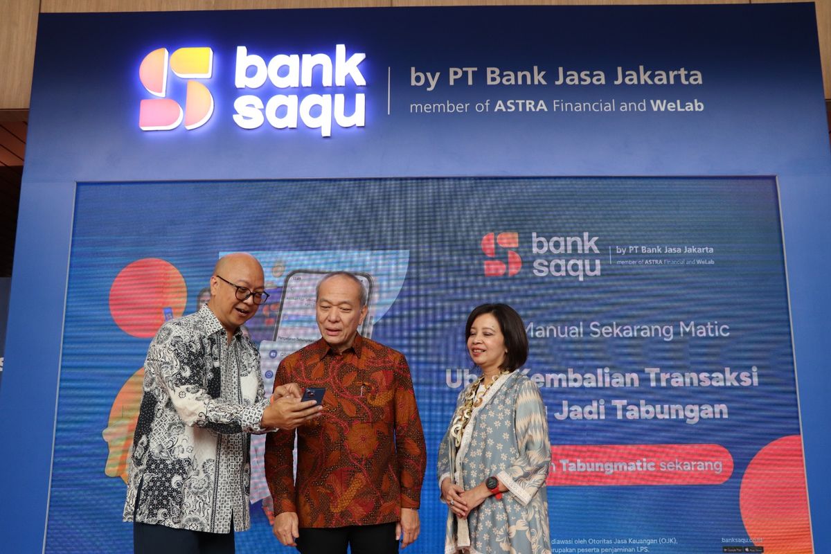 Direktur Astra sekaligus Director In Charge Astra Financial Suparno Djasmin (tengah) saat mengunjungi booth Bank Saqu di Pre-function Hall 8 didampingi Presiden Direktur PT Bank Jasa Jakarta Leo Koesmanto dan Direktur Keuangan PT Bank Jasa Jakarta Leka Madiadipoera. 