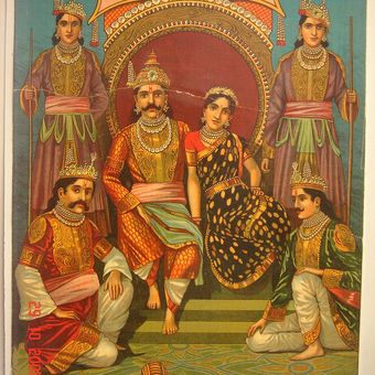 Lukisan Pandawa Lima yang terdiri dari Yudistira, Bima, Arjuna, Nakula dan Sadewa bersama istri mereka Drupadi.
Lukisan ini berjudul Pandawa dan Drupadi, dari Ravi Varma Press, keluaran tahun 1910.