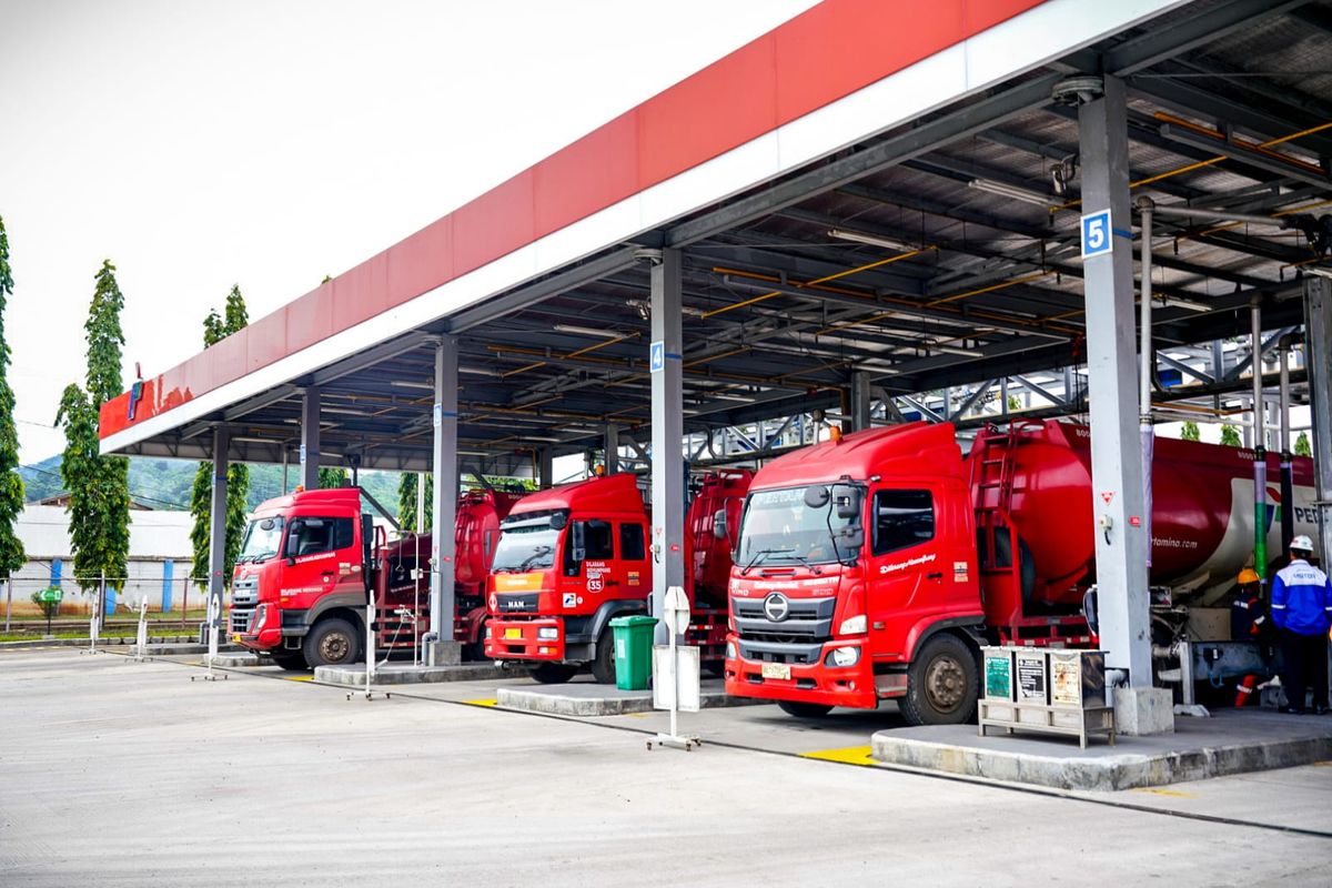 Truk pengangkut BBM Pertamina.