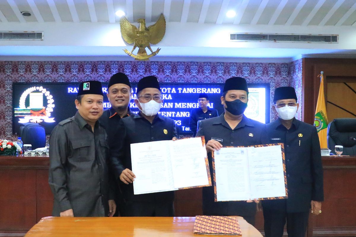 Rapat Paripurna DPRD Kota Tangerang Dalam Rangka Pengambilan Keputusan Mengenai Penetapan Raperda Tentang APBD Tahun 2023 di Pusat Pemerintahan Kota Tangerang, Rabu (30/11/2022). Dana APBD 2023 Kota Tangerang telah disahkan sebesar Rp 5,1 Triliun.