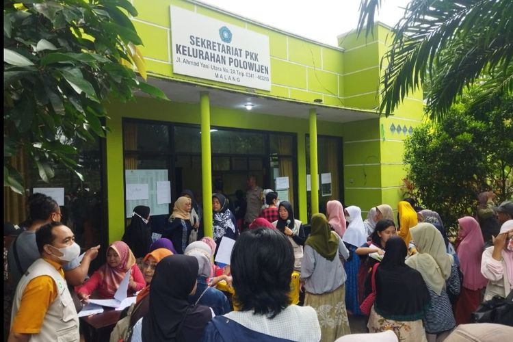 Kegiatan penyaluran bantuan sosial (bansos) Program Keluarga Harapan (PKH) di Kantor Kelurahan Polowijen, Kecamatan Blimbing.
