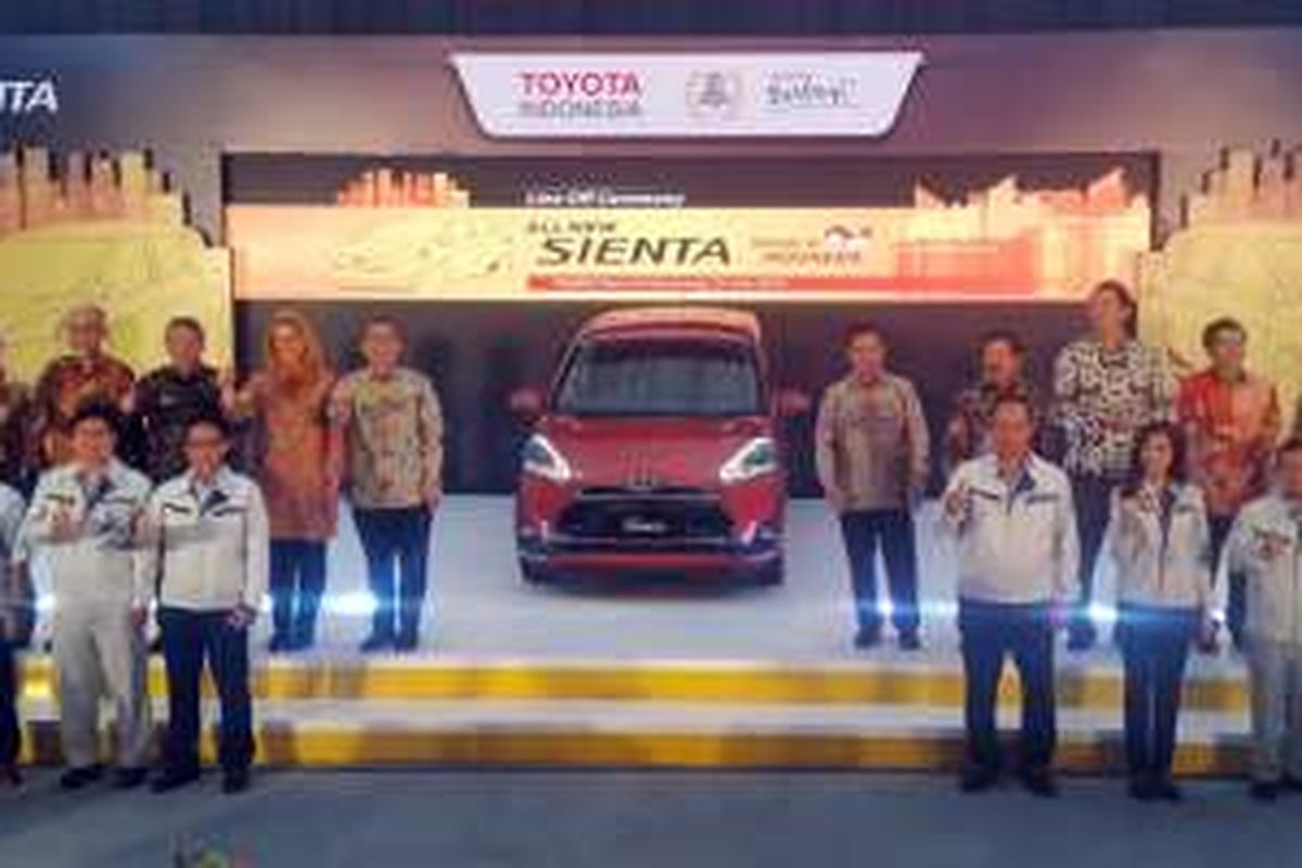 Direksi Toyota Indonesia meresmikan produksi perdana Sienta bersama Menteri Perindustrian Saleh Husin di pabrik Karawang, Jawa Barat.