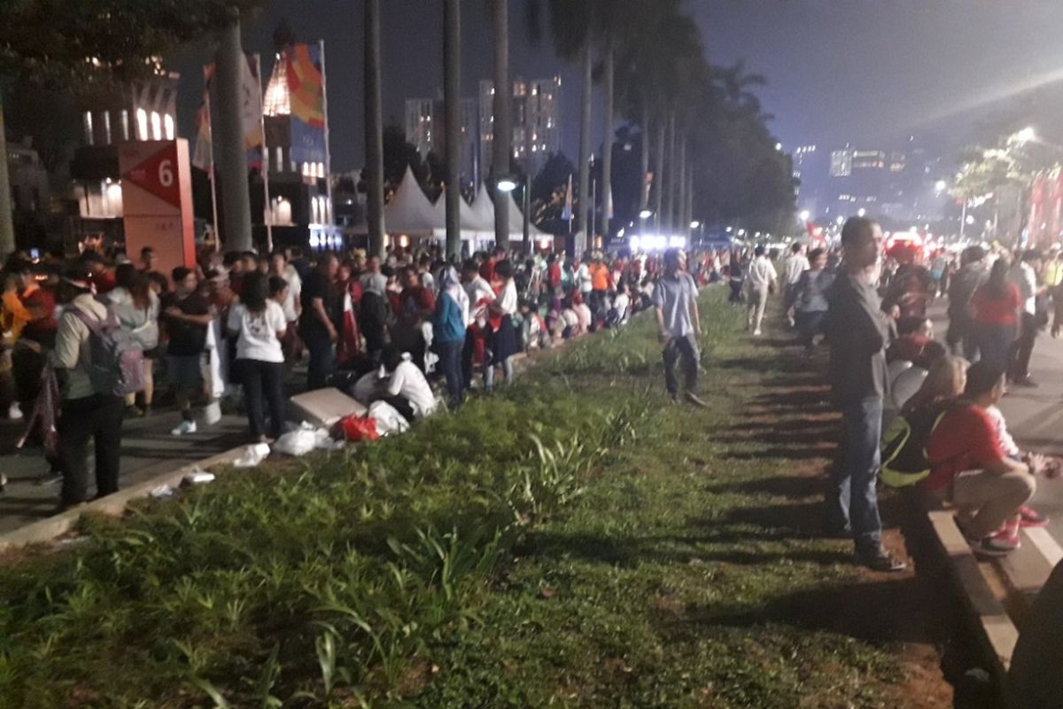 Jalur hijau di Jalan Jenderal Sudirman depan Gelora Bung Karno terinjak-injak penonton upacara pembukaan Asian Games 2018, Sabtu (18/8/2018).