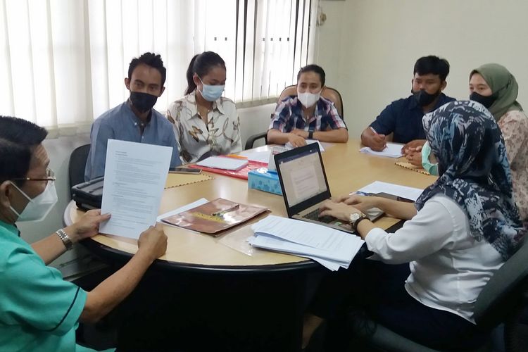 Sekjen PBSI, Eddy Sukarno, saat menemui Agripinna Prima Rahmanto Putra, Putri Sekartaji, dan Mia Mawarti, di di Pelatnas Bulutangkis Indonesia di Cipayung, Jakarta Timur, Senin (111/1/2021).