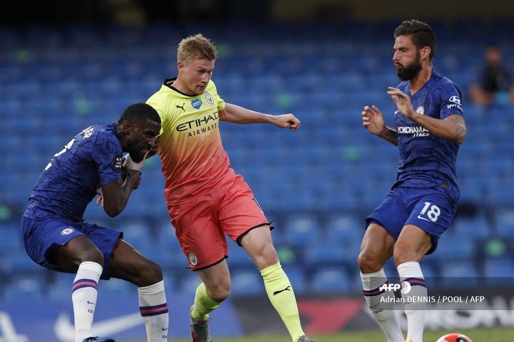 Antonio Rudiger (kiri) berduel dengan Kevin De Bruyne (tengah) pada laga Chelsea vs Man City di Stadion Stamford Bridge dalam lanjutan pekan ke-31 Premier League, kasta teratas Liga Inggris, Kamis (25 Juni 2020).