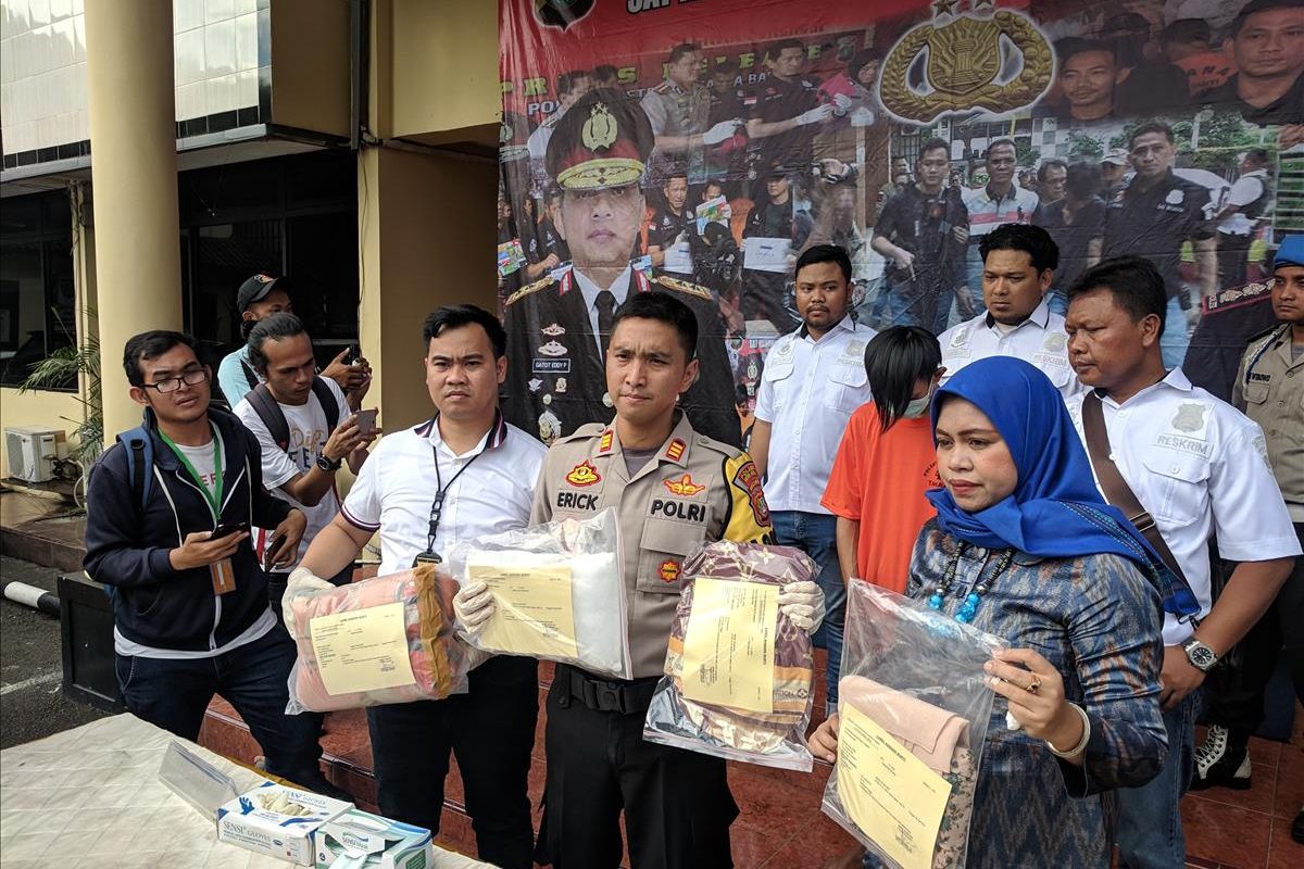 Kapolsek kebon jeruk Akp Erick Sitepu memberikan keterangan ke media terkait kasus penganiayaan bayi oleh sendiri di Mapolres Metro Jakarta Barat Senin (6/5/2019)