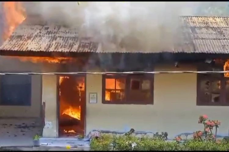 Foto: SDI Wolooka di Wolooka, Desa Wolotelu, Kecamatan Mauponggo, Kabupaten Nagekeo, Nusa Tenggara Timur (NTT) terbakar.