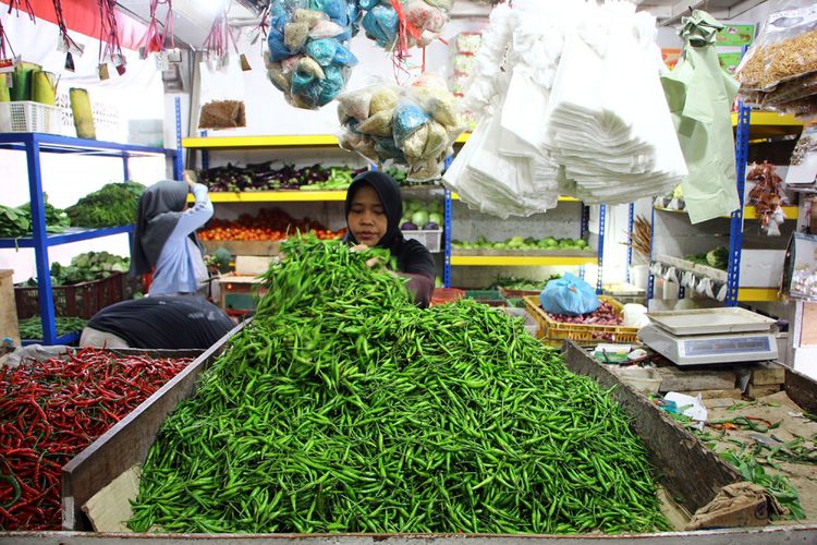 Sepekan menjelang Ramadan harga bahan pangan semakin naik. Misalnya Cabe Merah yang sebelumnya Rp35 ribu perkilonya menjadi Rp55 ribu perkilonya. Begitu juga cabe rawit yang saat ini tembus Rp 60 ribu perkilonya. 