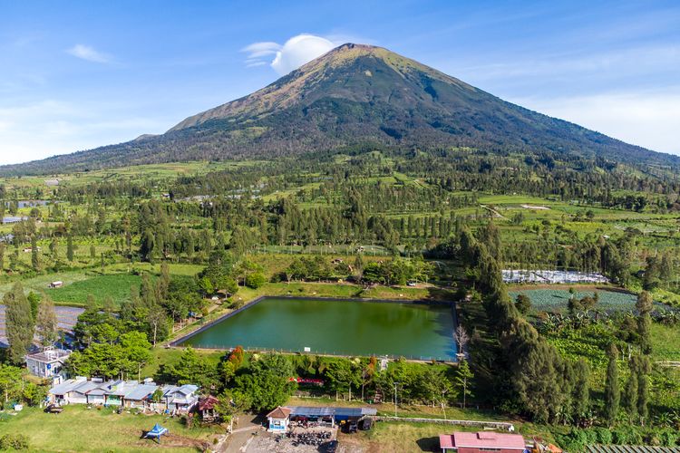 Embung Kledung, Temanggung, Jawa Tengah dengan latar belakang Gunung Sindoro.
