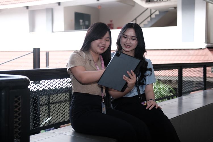 Melalui lingkungan belajar yang kolaboratif, mahasiswa didorong untuk terbiasa memecahkan masalah secara tim, selaras dengan dinamika kerja di dunia profesional modern.