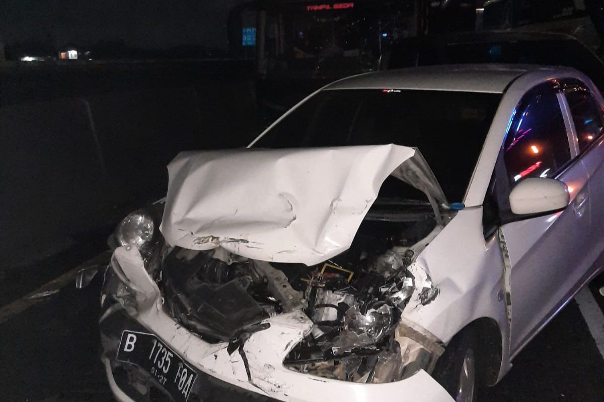 Kondisi kendaraan yang terlibat kecelakaan beruntun di Jalan Tol Jakarta–Cikampek Km 39.300 B, Kabupaten Bekasi, mengalami ringsek parah. Senin (5/1/2026). Sumber : Polisi/Kanit PJR Tol Japek